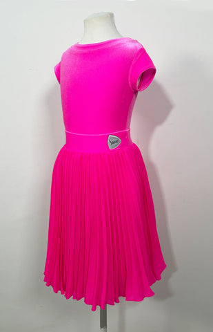 FREE Australia-wide shipping - fast & secure with tracking!  Best price guaranteed on worldwide shipping.
Elegant juvenile 2 piece ballroom dress, Pink Fizz Velvet leotard with short sleeves, ‘V’ back, paired with gorgeous pleated georgette skirt and organza underskirt. Perfect for DanceSport Competitions, Medals and Performance.
Brand New, available in size 6/7 yrs.