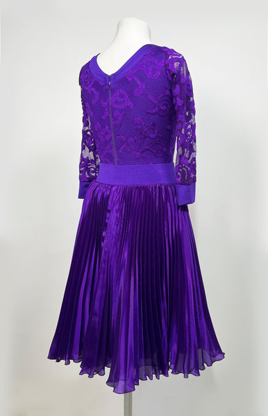 FREE Australia-wide shipping - fast & secure with tracking!  Best price guaranteed on worldwide shipping.
Elegant juvenile 2 piece ballroom dress, lace leotard with long sleeves, ‘V’ back line, paired with gorgeous pleated pearl chiffon skirt and organza underskirt. Perfect for Ballroom Dance Competitions, Medal Exams and Performance.
Brand New, Available Size: Chest:66cm | Waist:58cm | Hips:72cm | Skirt Length:51cm  | Ideal height: 135-140 cm