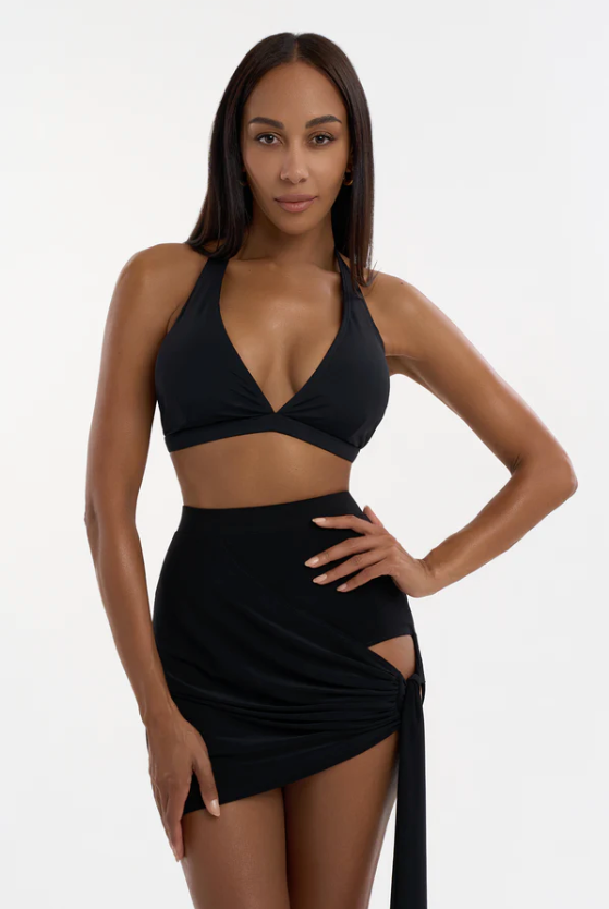 Free Australia-wide Shipping.  Best price worldwide.
The Jasmine Top with Halter Neck and Sexy V Neckline is perfect for underneath sheer mesh blouses or worn alone for all dance styles - perfect for practice & shows, clubbing paired with your favourite jeans or skirt - this high quality, stretch crop top is the perfect all rounder!
The top comes without sleeves. Sleeves can be bought separately 
Removable cups
Made of the premium biflex
Hook closer at the neck