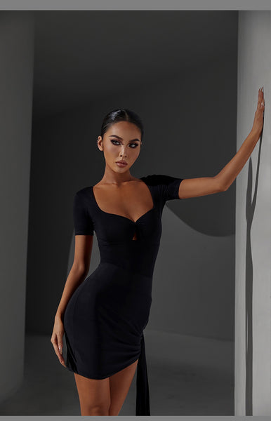 This stylish bodysuit is ideal for any dancer. It features an open back with stripes, a deep V cutout neckline, and a skintight stretch material for optimal performance. The easy-to-clean fabric ensures a long life and is extremely comfortable on the body. The design is both flattering and practical, allowing for ultimate flexibility and freedom of movemen