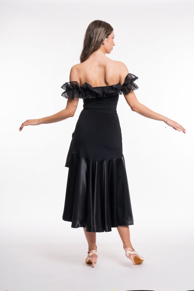 Free Australia-wide shipping. Best price worldwide.

RS Atelier Ludovica asymmetrical satin skirt

Bring elegant movement to your dance wardrobe with the RS Atelier Ludovica. This women's asymmetrical satin skirt is made in Italy from woven fabric containing 95% polyester and 5% elastane. Pair it with a leotard or dance top for ballroom, smooth, tango or social dancing.

Details
Women's asymmetrical satin skirt
Woven fabric: 95% polyester, 5% elastane