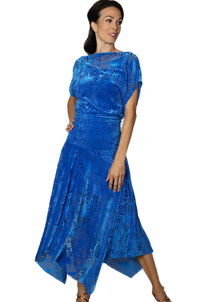 Free Australian Delivery - Best Price Delivered Worldwide.

D2412 Long Blouson Burnout Velvet Dress.

Indulge in sophistication with our D2412 Long Blouson Burnout Velvet Dress. This luxurious piece features a loose blouson top and a square cut velvet burnout skirt, creating a stunning silhouette. Elevate your style with this elegant and exclusive dress. Perfect for social dancing &amp; parties, medal exams, performance &amp; competitions.