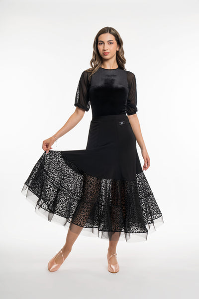 Free Australia-wide shipping. Best price worldwide.

RS Atelier Peach Animalier women's ballroom skirt

Add graceful movement and a striking print accent to your dancewear with the RS Atelier Peach Animalier. This black ballroom skirt features flocked animal-print panels and a crinoline hemline for an elegant, flowing finish. Pair it with a favourite leotard or dance top for practice, performance or a social dance event.

Details
Women's black ballroom skirt with animal-print flock panels