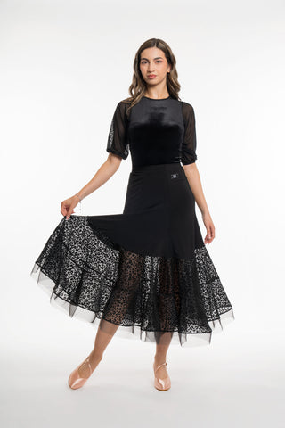 Free Australia-wide shipping. Best price worldwide.

RS Atelier Peach Animalier women's ballroom skirt

Add graceful movement and a striking print accent to your dancewear with the RS Atelier Peach Animalier. This black ballroom skirt features flocked animal-print panels and a crinoline hemline for an elegant, flowing finish. Pair it with a favourite leotard or dance top for practice, performance or a social dance event.

Details
Women's black ballroom skirt with animal-print flock panels