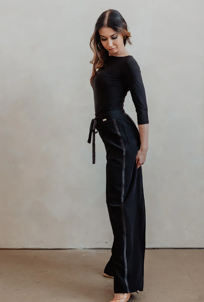 FREE Australia-wide Shipping | Best Price Worldwide

Meet the Brooklyn Pants by Miari — effortlessly polished, beautifully fluid, and designed to move with you. Featuring a flattering mid-to-high rise waist and a relaxed straight-leg silhouette, the Brooklyn Pants create clean lines that elongate the body without restricting motion. The fabric drapes fluidly, making them ideal for dance practice, travel, and polished off-duty wear.