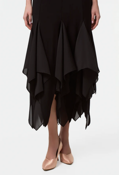 Free Australia-wide Shipping.&nbsp; Best price worldwide.


The Alaya Skirt is crafted to make you the center piece of everyone's attention. Its asymmetrical hem, adorned with raw chiffon pieces, creates a dynamic and fluid effect, amplifying the grace and emotion of your dance. A perfect choice for ballroom dancing where every detail matters.