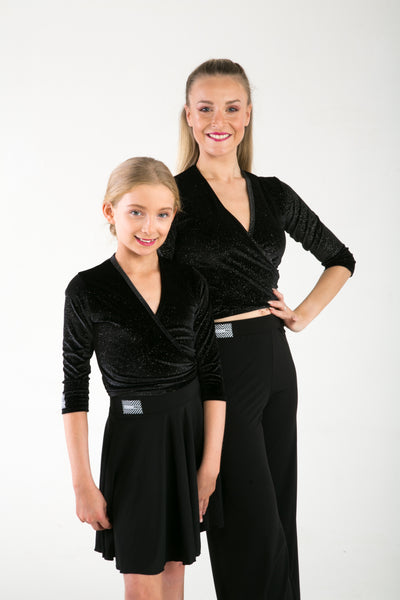 Add a little sparkle to this classic dance wrap, comfortable and essential.  The classic wrap is so versatile it goes with almost everything!  Available in the Glitter Velvet & Dance crepe, it’s a must have piece for Children and Adults.